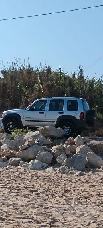 Grigio Usata 2001 Jeep Cherokee SUV | 3000 € (Ottimo prezzo) - Immagine 1/2