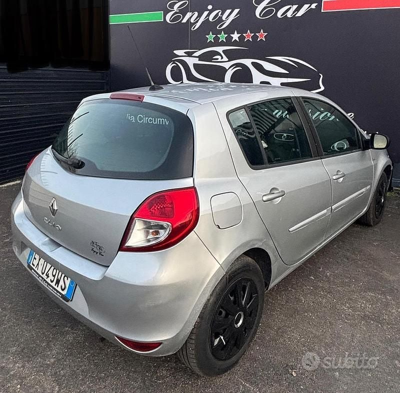 Usata Renault Clio II Dynamique 75 CV (55 kW) 2011 Grigio Berlina
