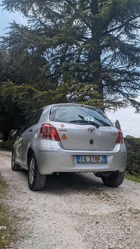Usata Toyota Yaris 90 CV (66 kW) 2010 Grigio Utilitaria
