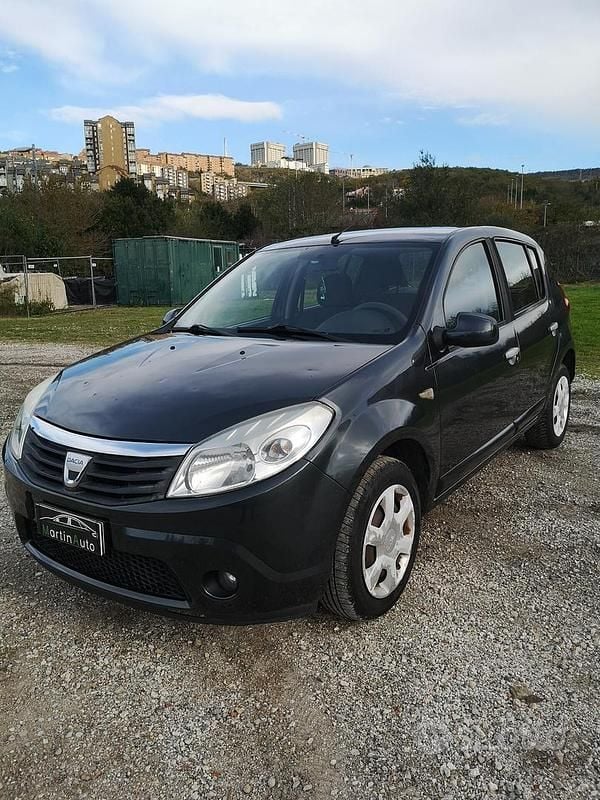Nero Usata 2008 Dacia Sandero Due volumi | 3100 € (Molto cara) - Immagine 1/4