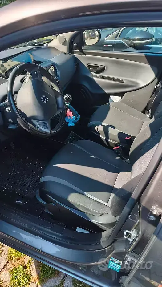 Usata Lancia Ypsilon 69 CV (50 kW) 2017 Grigio Utilitaria