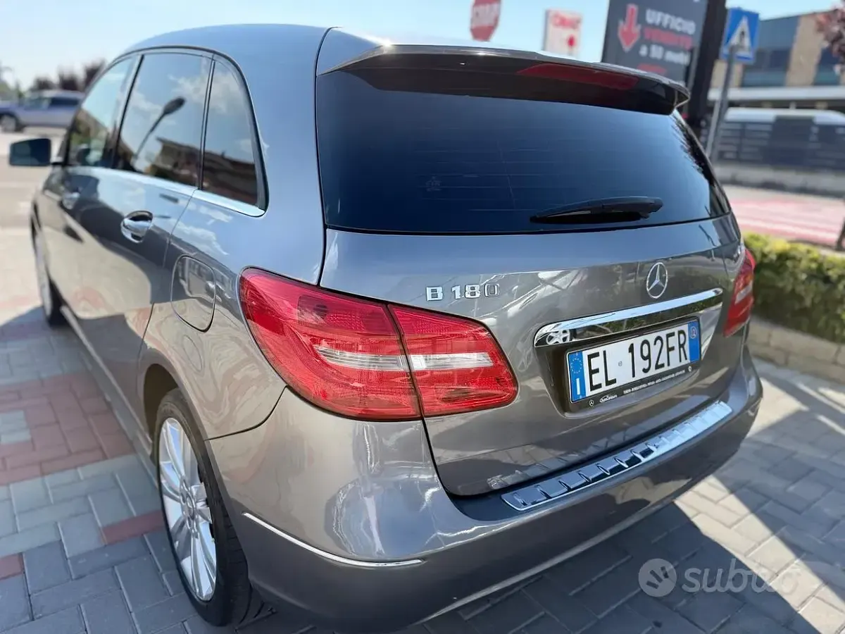Usata Mercedes B180 Executive 109 CV (80 kW) 2012 Grigio Utilitaria