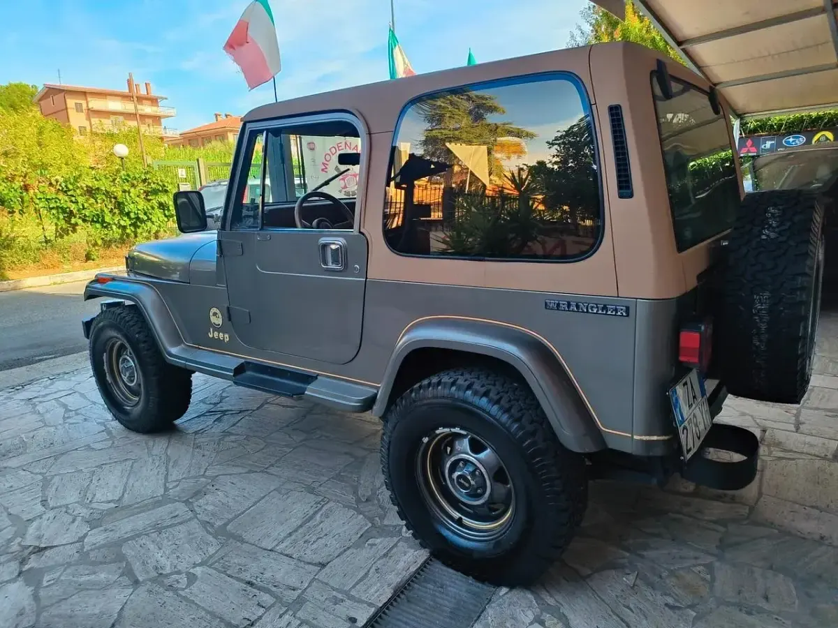 Usata Jeep Wrangler 120 CV (88 kW) 1988 Bronzo SUV