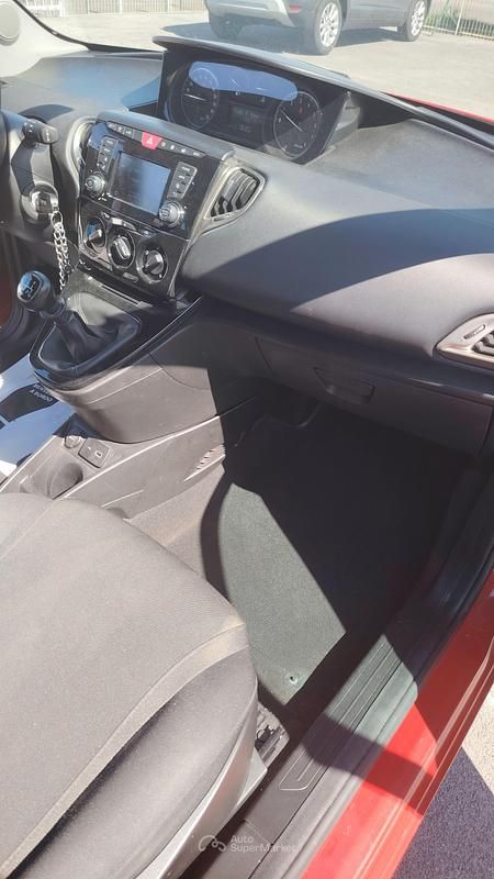 Usata Lancia Ypsilon 69 CV (50 kW) 2019 Rosso Utilitaria