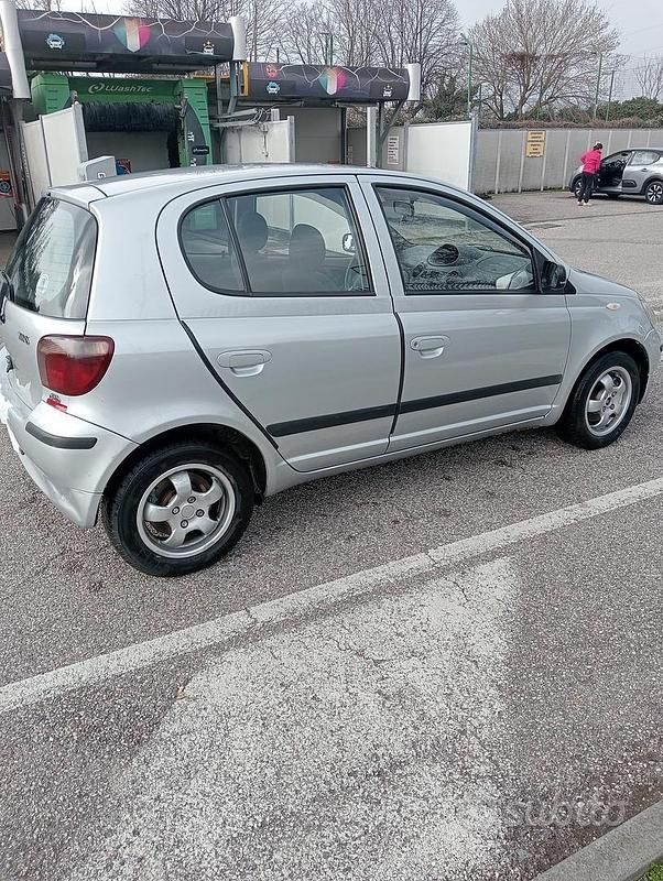 Usata Toyota Yaris 75 CV (55 kW) 2003 Grigio Utilitaria