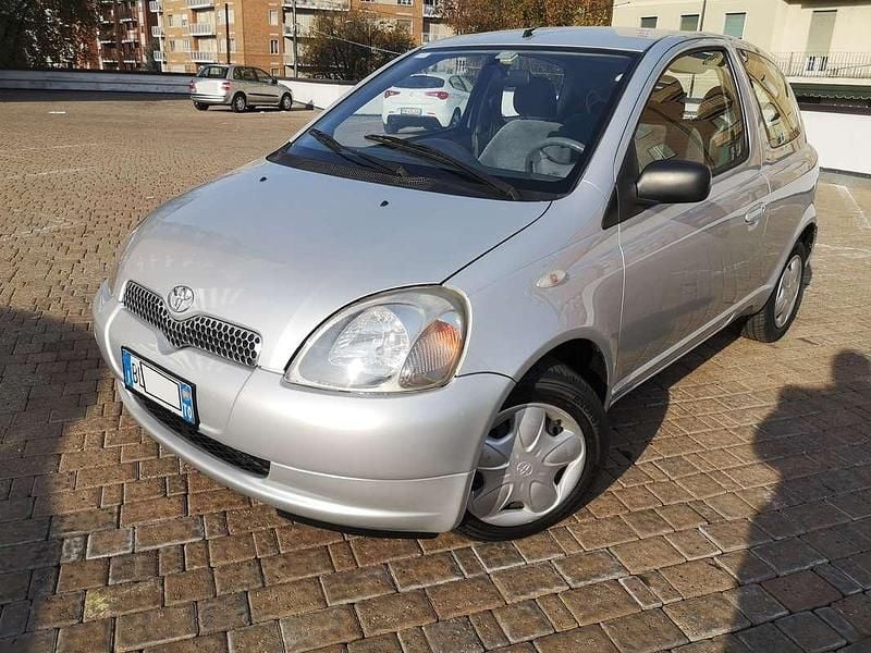 Usata Toyota Yaris Luna 69 CV (50 kW) 2000 Argento Berlina
