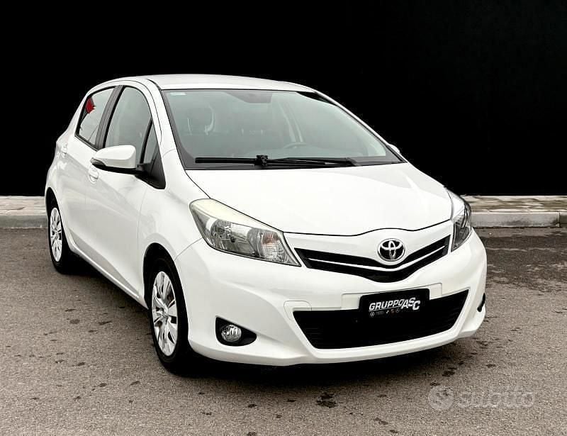 Usata Toyota Yaris 69 CV (50 kW) 2013 Bianco Utilitaria