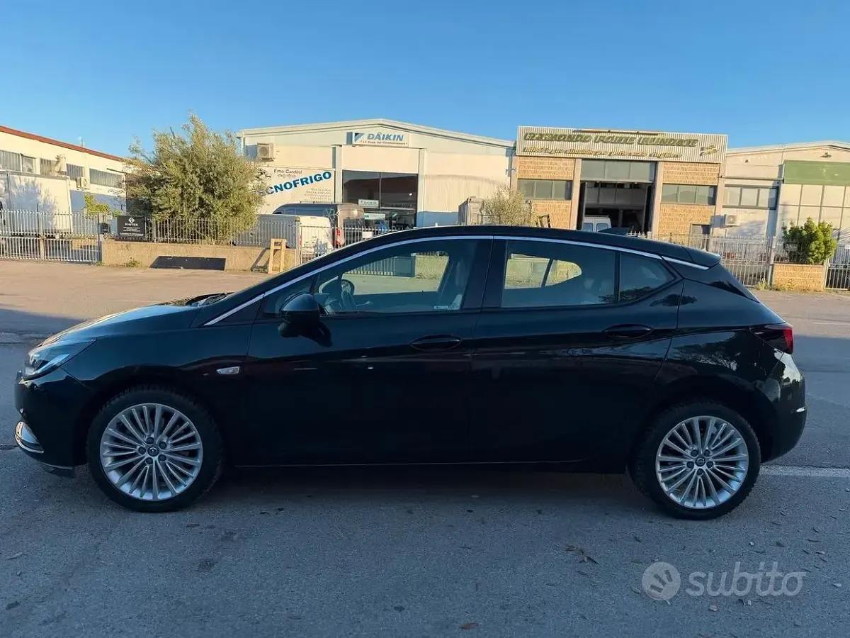 Käytetty Opel Astra Innovation 110 HP (80 kW) 2016 Musta Sedan