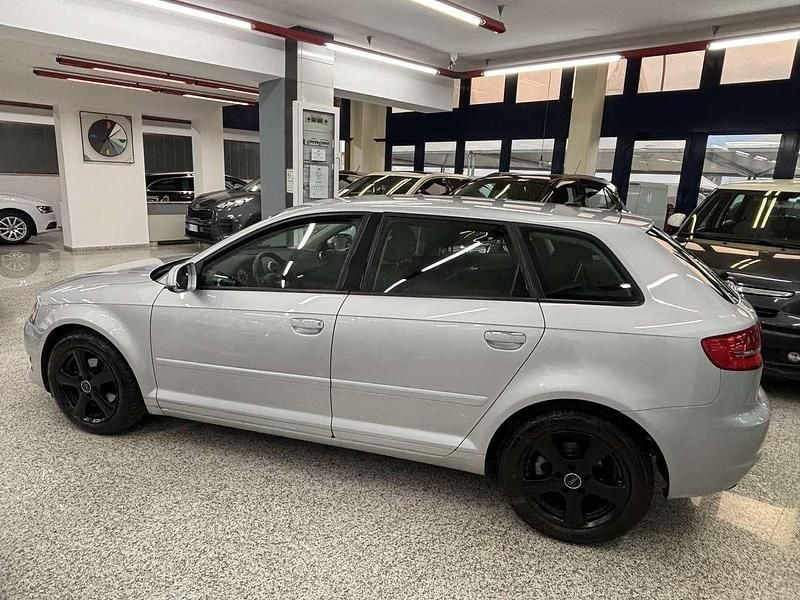 Usado Audi A3 Ambition 105 CV (77 kW) 2010 Plateado Utilitario