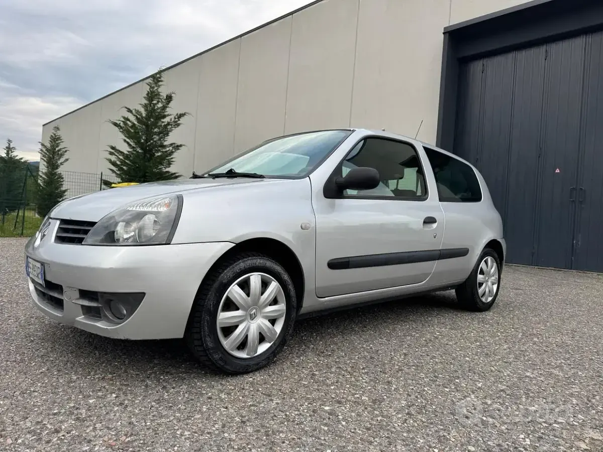 Usata Renault Clio II Luxe 75 CV (55 kW) 2006 Grigio Berlina