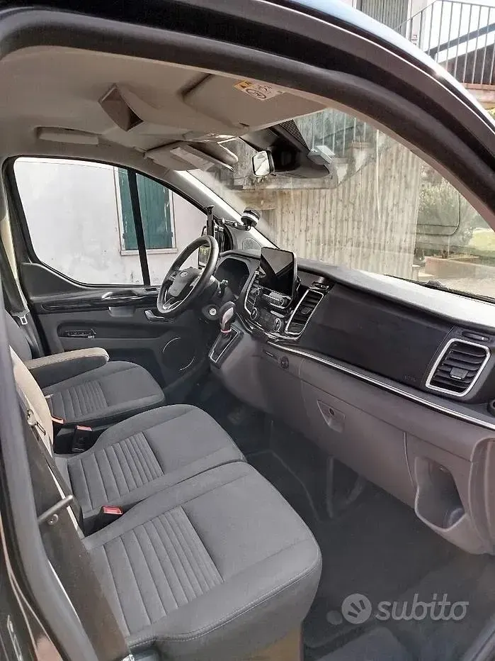 Usata Ford Tourneo 131 CV (96 kW) 2023 Nero Monovolume