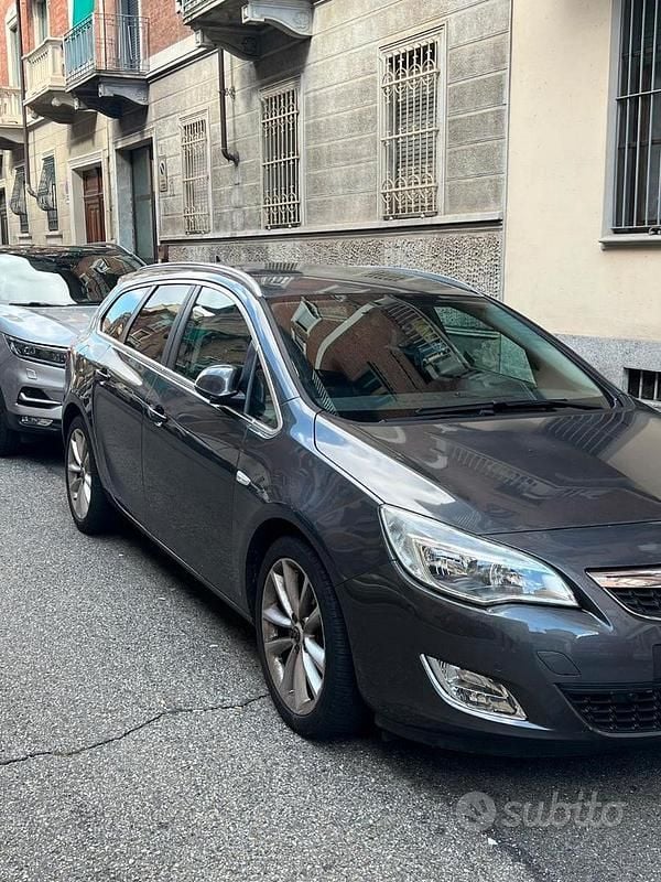 Usata Opel Astra 140 CV (102 kW) 2011 Grigio Station wagon