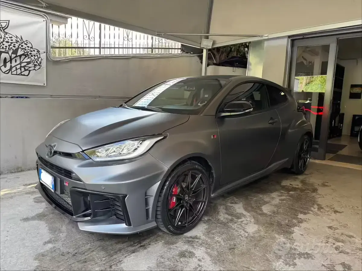 Usata Toyota Yaris 280 CV (205 kW) 2024 Grigio Utilitaria