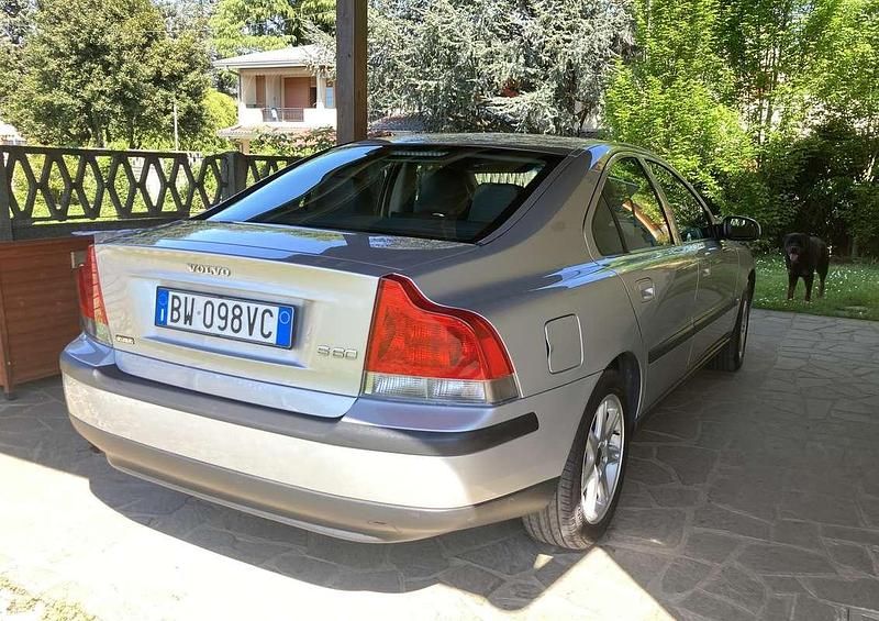 Usata Volvo S60 140 CV (102 kW) 2002 Argento Berlina