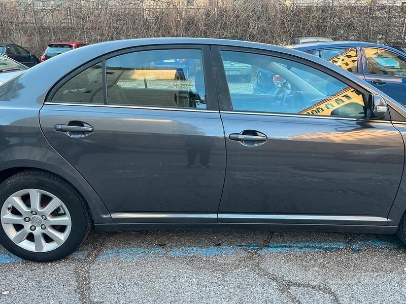 Usata Toyota Avensis 150 CV (110 kW) 2007 Grigio Berlina