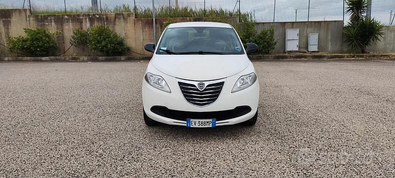 Usata Lancia Ypsilon Gold 85 CV (62 kW) 2014 Bianco Utilitaria