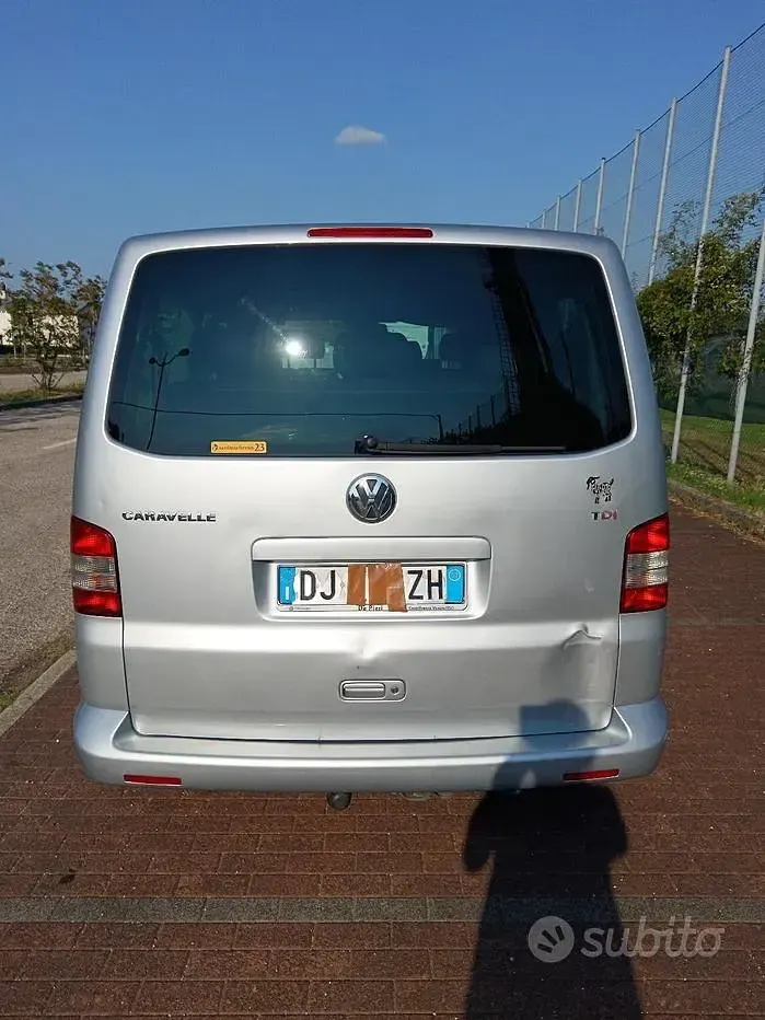 Usata VW Caravelle 2007 Grigio Furgone