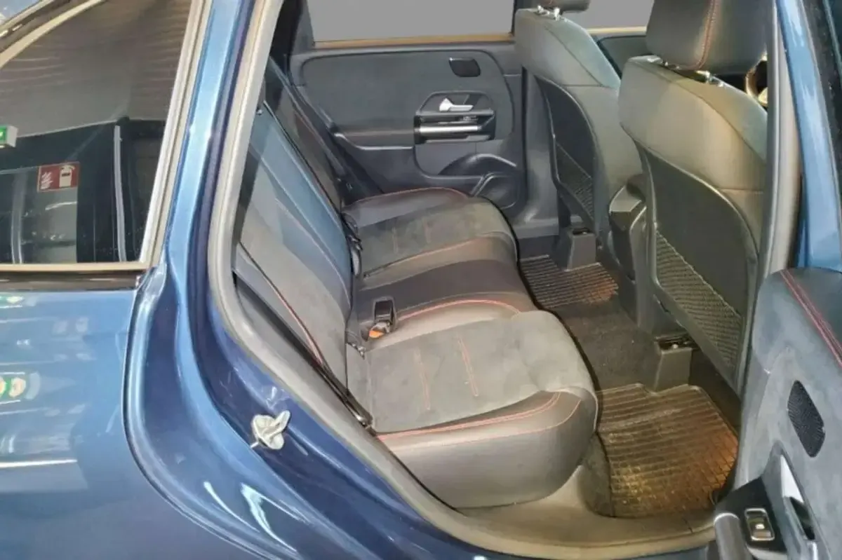 Usata Mercedes B180 Premium 116 CV (85 kW) 2021 Blu/azzurro Utilitaria