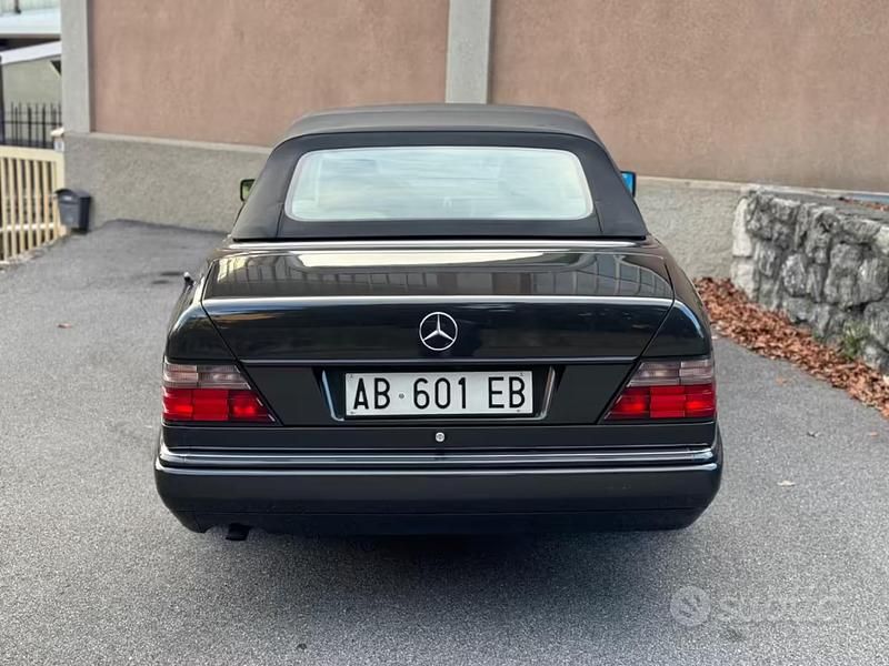 Usata Mercedes E200 136 CV (100 kW) 1994 Nero Cabrio