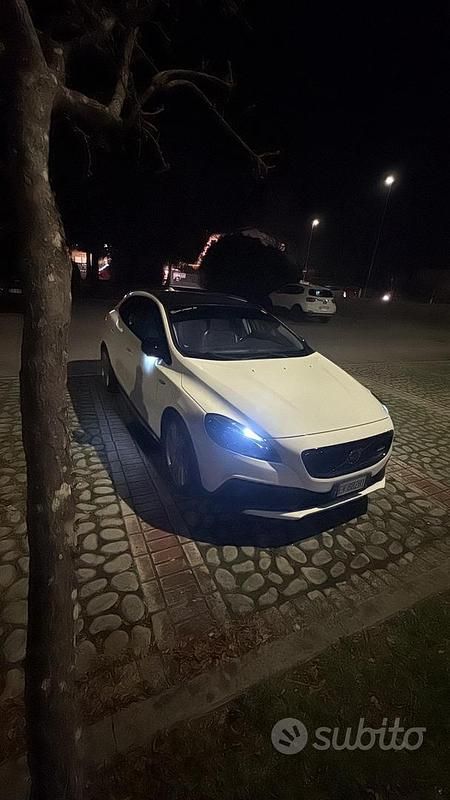 Usata Volvo V40 2015 Bianco Utilitaria