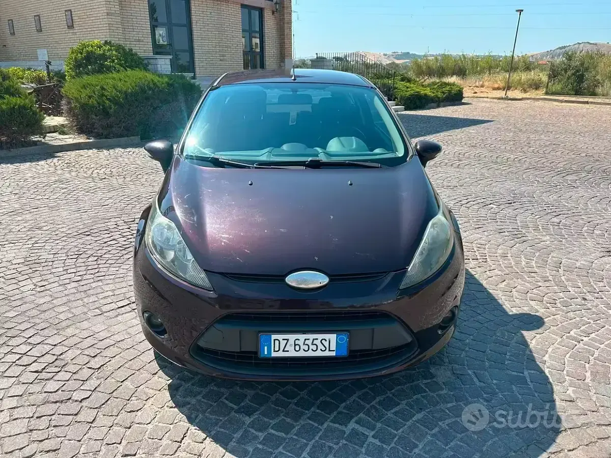 Usata Ford Fiesta 68 CV (50 kW) 2010 Viola Berlina