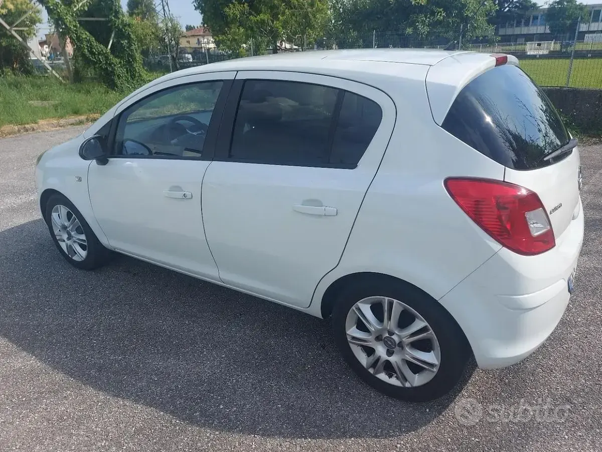 Usata Opel Corsa 75 CV (55 kW) 2012 Bianco Utilitaria