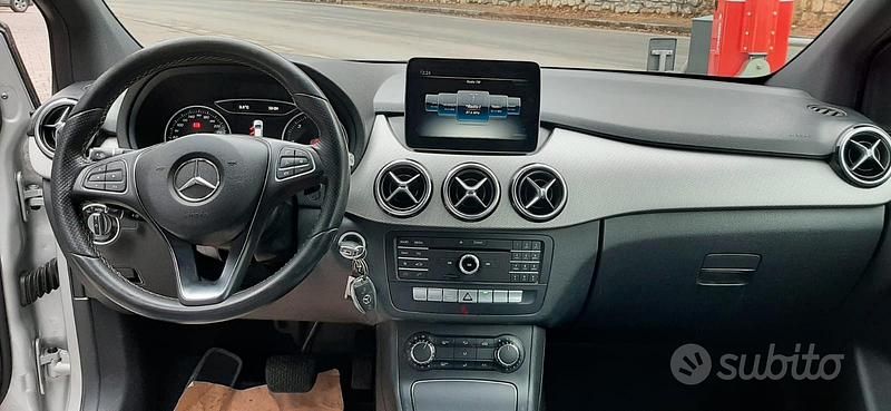 Usata Mercedes B180 109 CV (80 kW) 2018 Grigio Monovolume