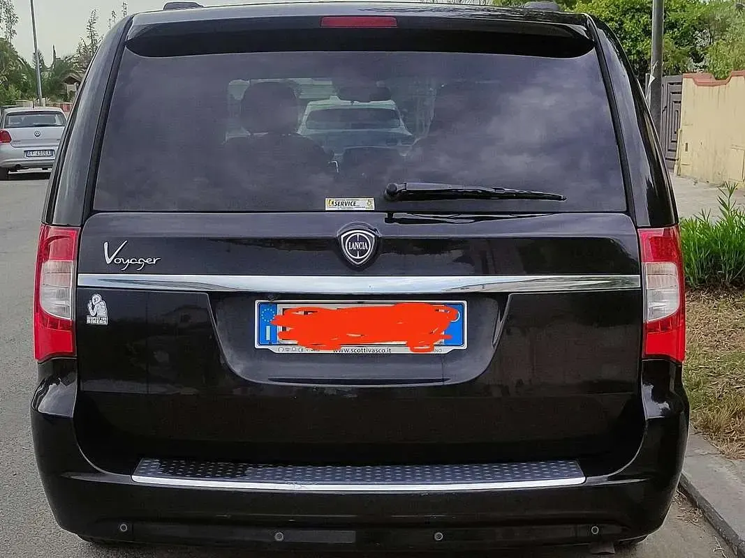 Usata Lancia Voyager Gold 163 CV (119 kW) 2013 Nero Monovolume