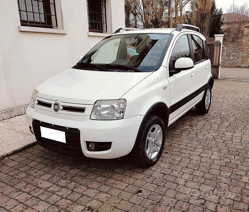 Usata Fiat Panda 4x4 Climbing 75 CV (55 kW) 2011 Bianco Utilitaria