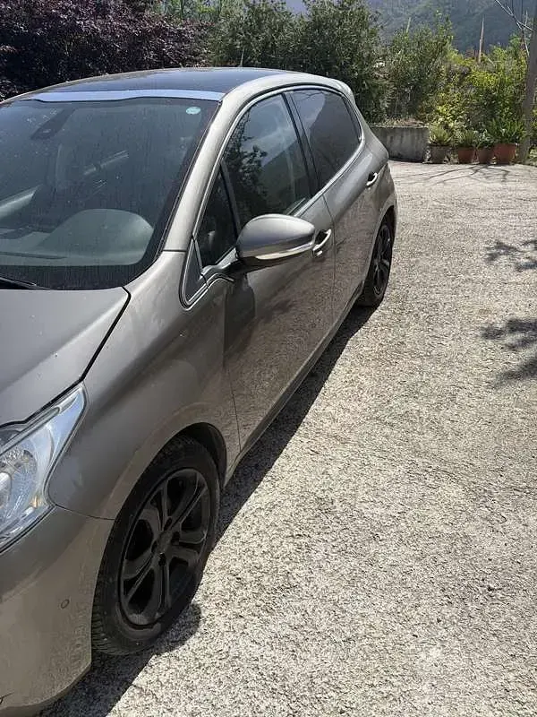 Usata Peugeot 208 Allure 95 CV (69 kW) 2014 Utilitaria