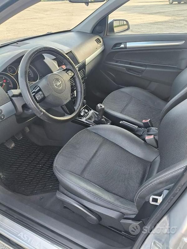 Usata Opel Astra Cosmo 101 CV (74 kW) 2008 Grigio Berlina