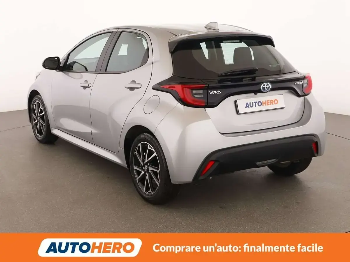 Usata Toyota Yaris Hybrid Trend 92 CV (67 kW) 2023 Argento Berlina