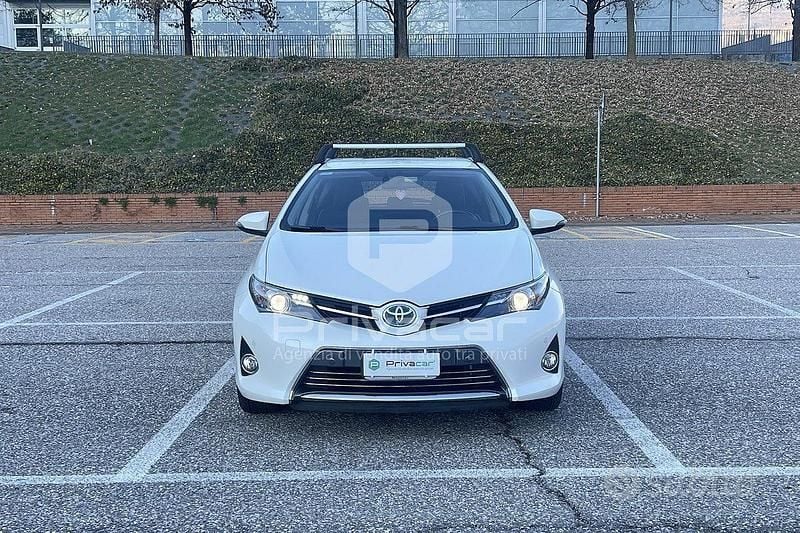 Usata Toyota Auris Hybrid Lounge 99 CV (72 kW) 2014 Bianco Utilitaria