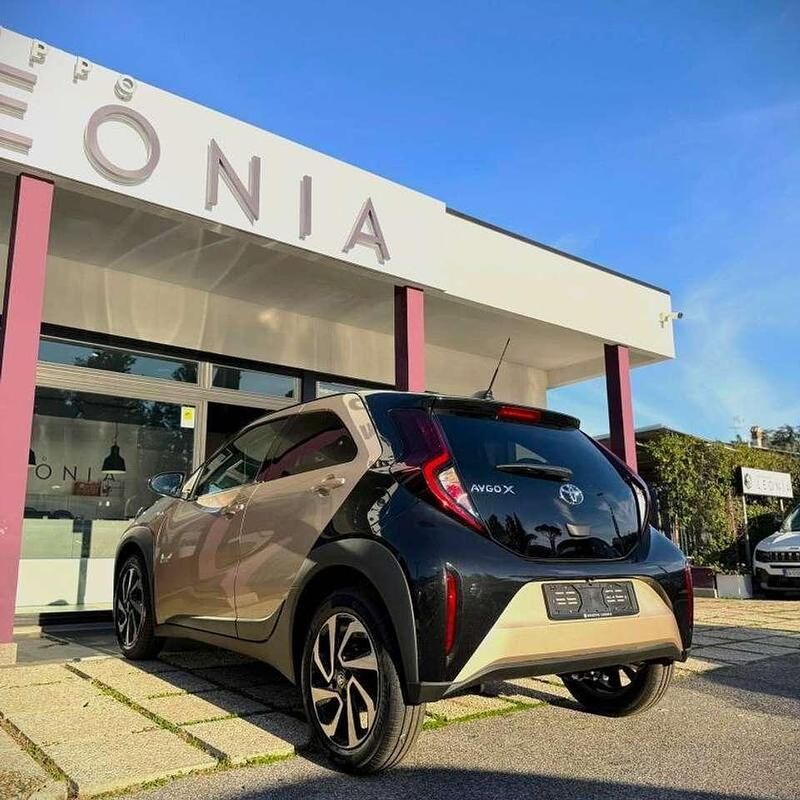 Nuova Toyota Aygo X Team 72 CV (52 kW) 2025 Ginger beige/night sky black SUV