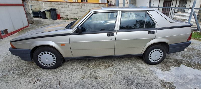 Usata Alfa Romeo 75 120 CV (88 kW) 1989 Grigio Berlina