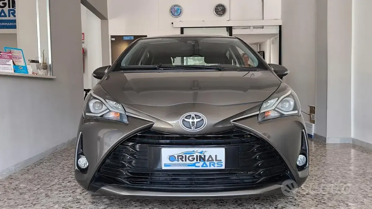 Usata Toyota Yaris Lounge 69 CV (50 kW) 2018 Marrone Berlina