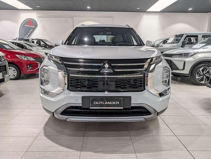 Nuova Mitsubishi Outlander P-HEV Intense 306 CV (225 kW) 2026 Bianco SUV