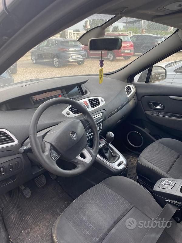 Usata Renault Scénic III 110 CV (80 kW) 2010 Grigio Monovolume