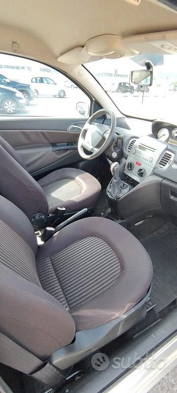Usata Lancia Ypsilon 90 CV (66 kW) 2006 Grigio Utilitaria