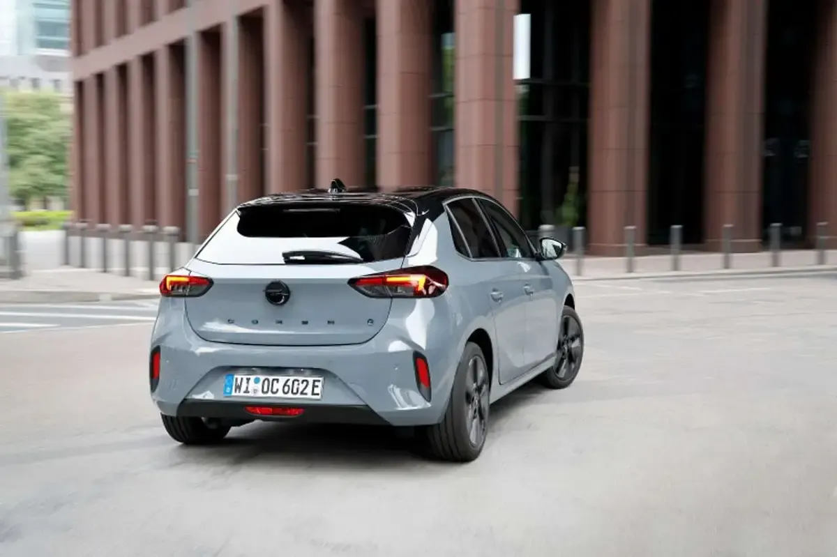 Nuova Opel Corsa-e 56 kW (77 CV) 2026 Argento Utilitaria