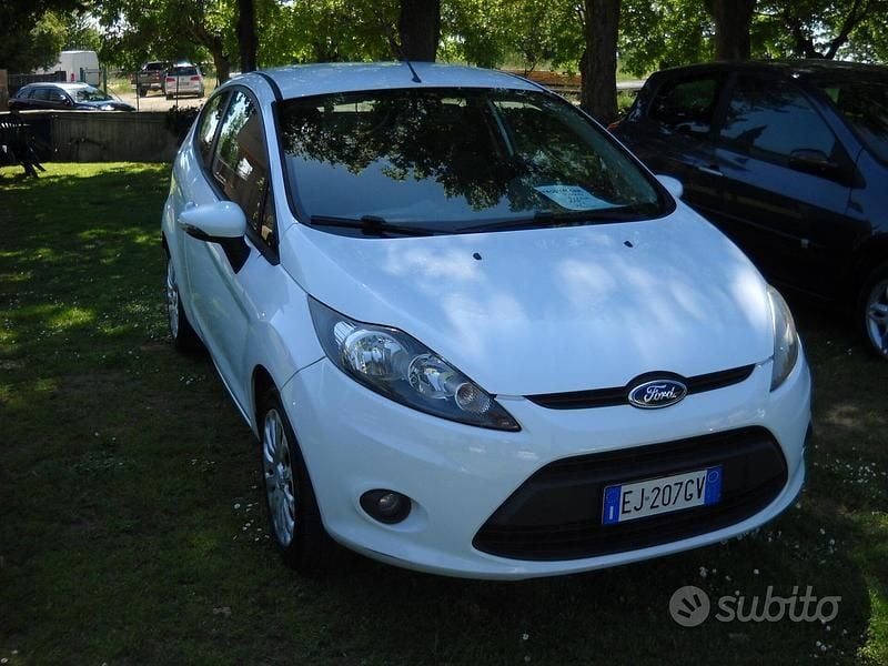 Usata Ford Fiesta Titanium 82 CV (60 kW) 2011 Bianco Berlina