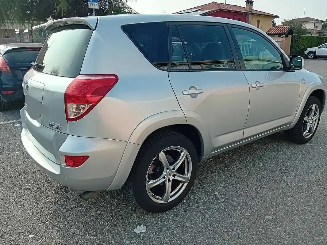 Usata Toyota RAV4 177 CV (130 kW) 2009 Argento SUV
