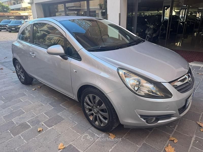Grigio Usata 2010 Opel Corsa Edition Due volumi | 2950 € (Buon prezzo) - Immagine 1/4