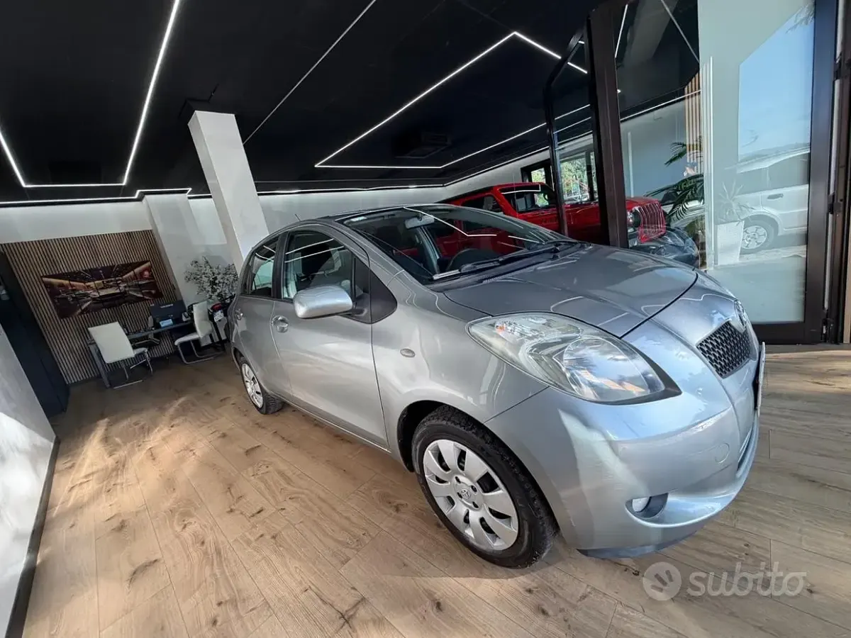 Usata Toyota Yaris Sol 69 CV (50 kW) 2007 Grigio Utilitaria
