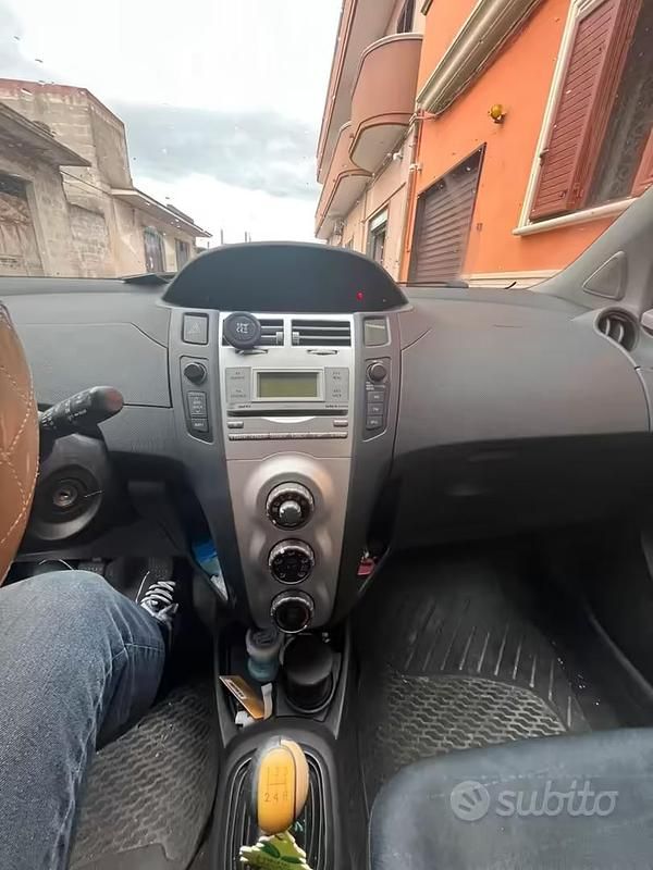 Usata Toyota Yaris 69 CV (50 kW) 2006 Grigio Utilitaria