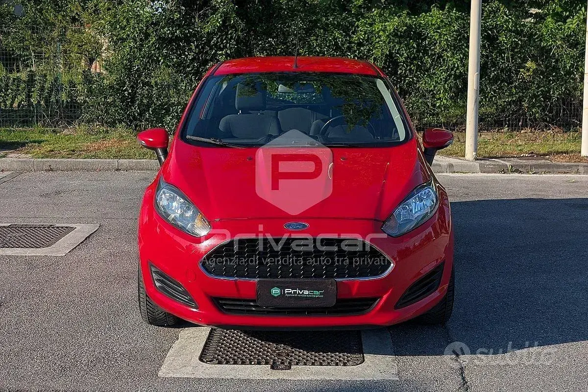 Usado Ford Fiesta 75 CV (55 kW) 2016 Rojo Utilitario