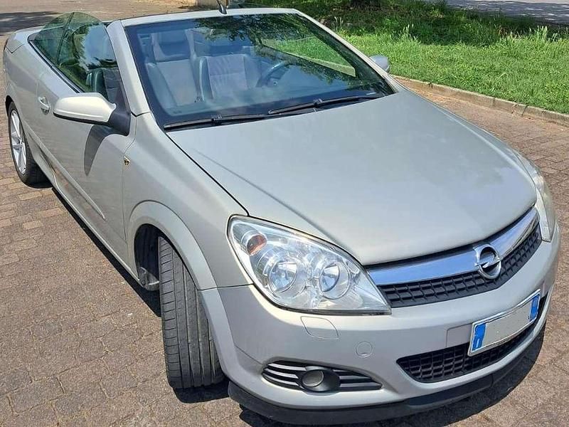 Usata Opel Astra Cabriolet Cosmo 116 CV (85 kW) 2007 Argento Cabrio