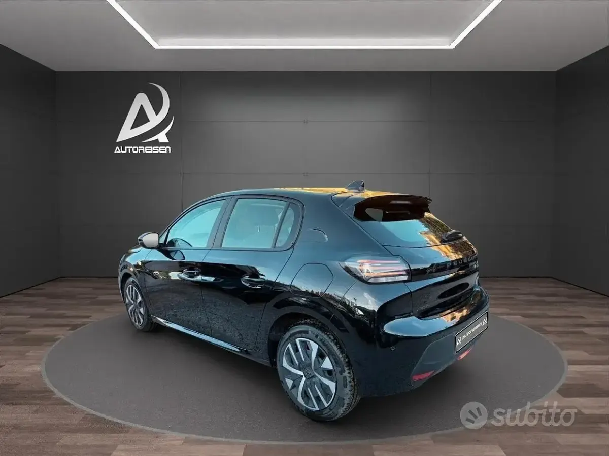 Usata Peugeot 208 Active 101 CV (74 kW) 2024 Nero Utilitaria