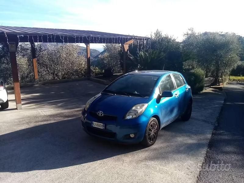 Gebraucht Toyota Yaris 101 PS (74 kW) 2011 Blau Limousine