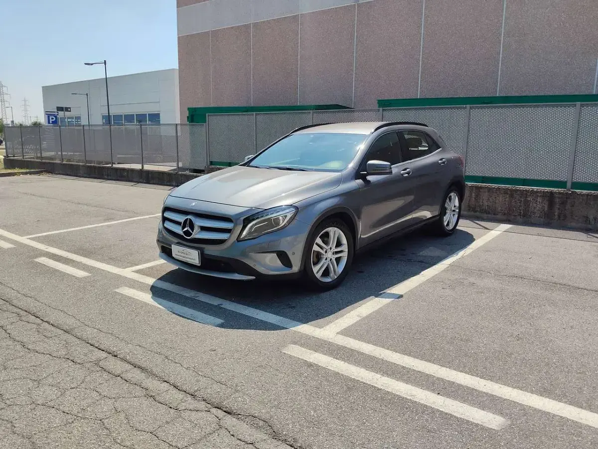 Usata Mercedes GLA200 136 CV (100 kW) 2016 Grigio SUV